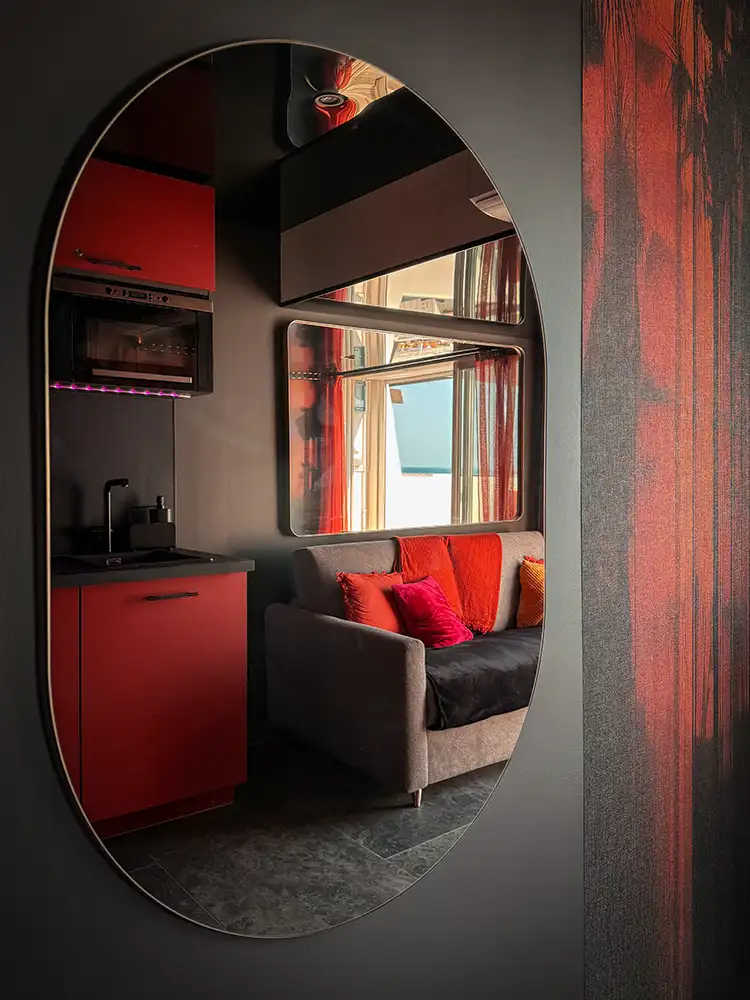 chikekokin-miroir-appartement-camp-naturiste-cap-d-agde