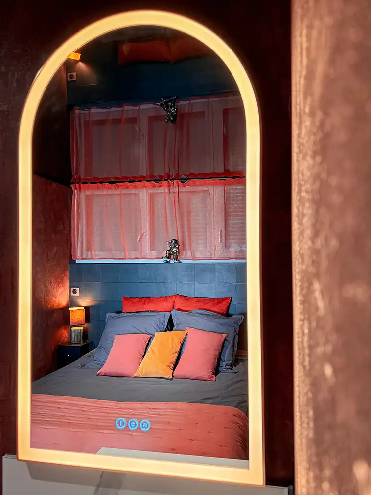 chikekokin-miroir-et-chambre-appartement-camp-naturiste-cap-d-agde