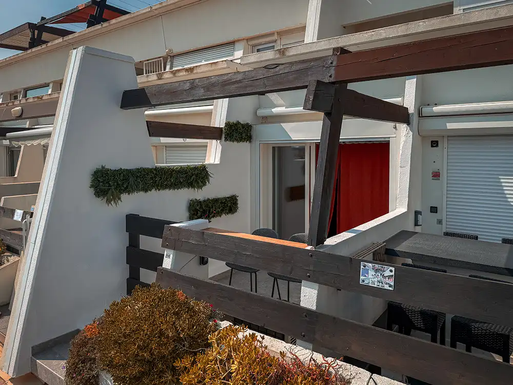 chikekokin-terrasse-exterieur-appartement-camp-naturiste-cap-d-agde
