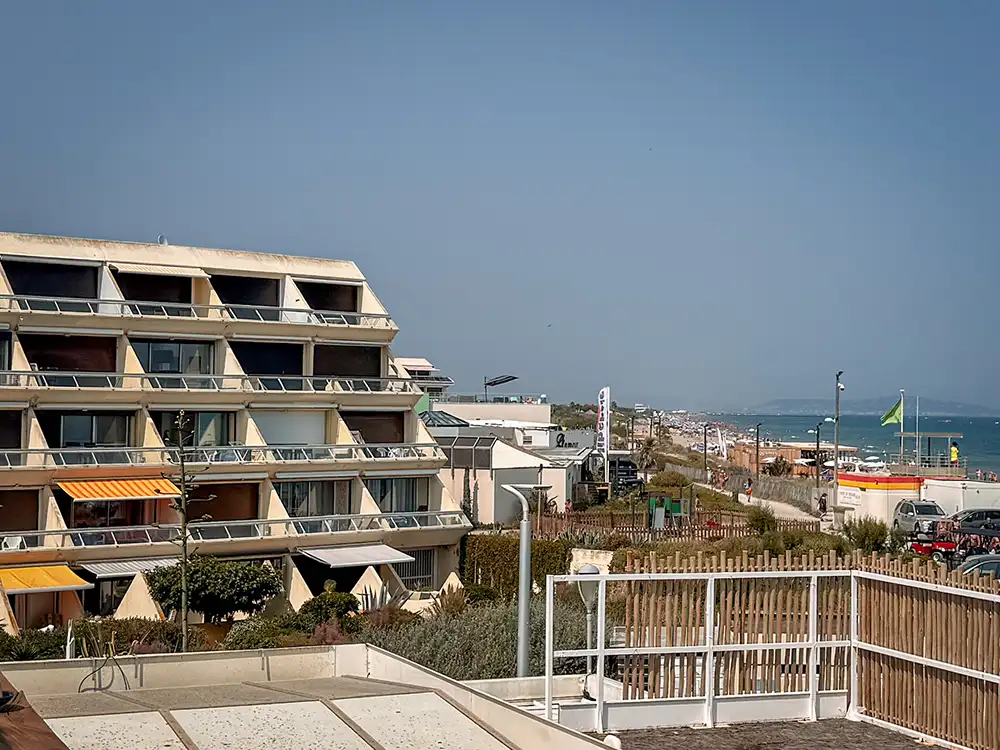 chikekokin-vue-exterieur-appartement-camp-naturiste-cap-d-agde